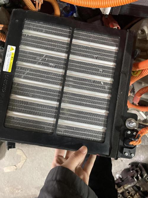新能源比亚迪秦前空调PTC加热器总成 原理、作用与维修更换指南